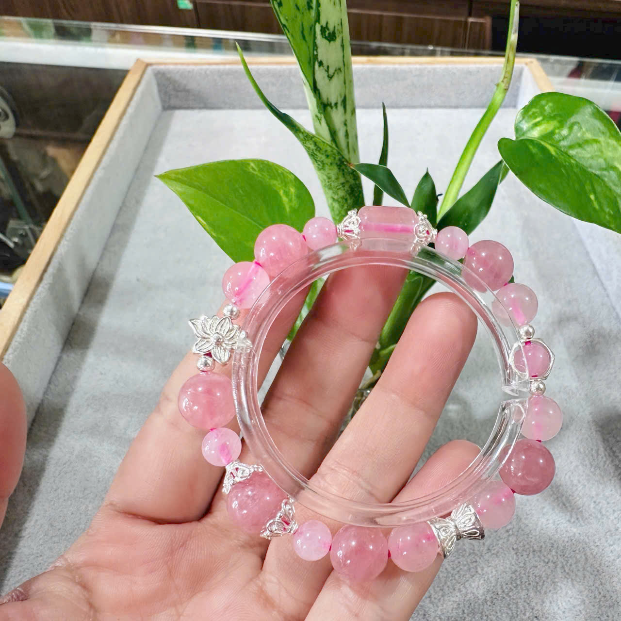 Vòng tay thạch anh hồng mix charm bạc